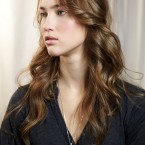 Tạo kiểu cho tóc xoăn thêm quyến rũ