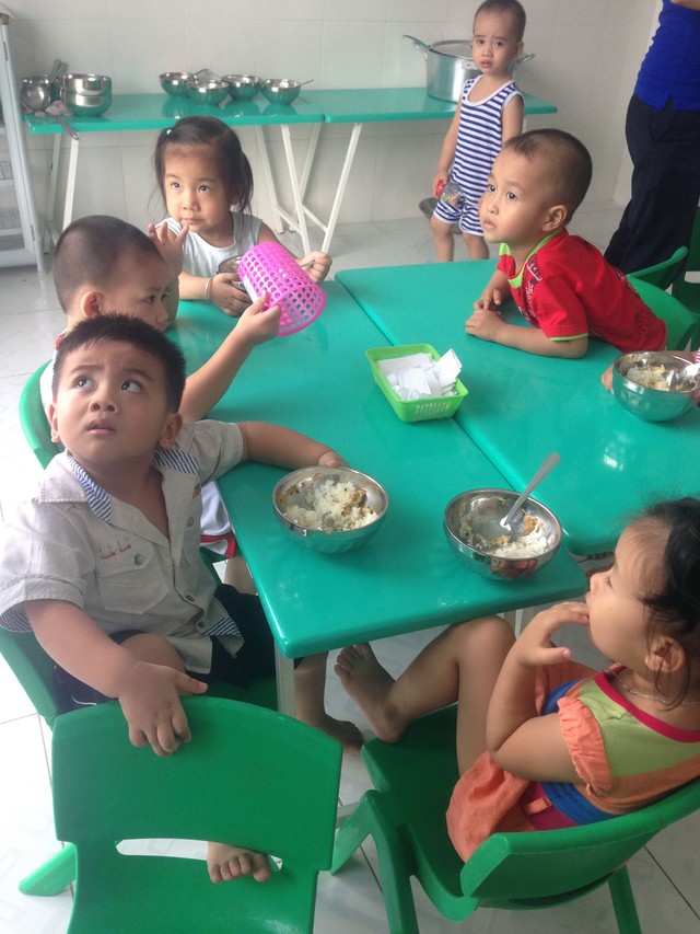 Giờ ăn trưa của một nhóm trẻ gia đình tại quận 7, TP HCM